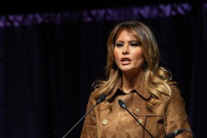 Ponižana Melania: »Buuu!« ji je tulila besna mularija v mestu, ki ga je Trump označil za »s podganami okuženo godljo« (VIDEO)