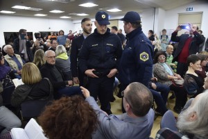 Zaradi knjige Romana Vodeba norišnica na knjižnem sejmu; policija in varnostniki mirili kričače (FOTO)