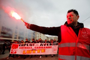 V Franciji bodo predstavili razvpito reformo, zaradi katere je država v primežu stavk in protesto