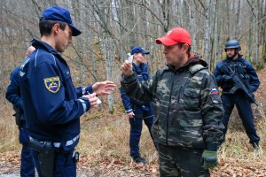 Policisti so Štajerski vardi zaplenili nunčake, električni paralizator in par pištol