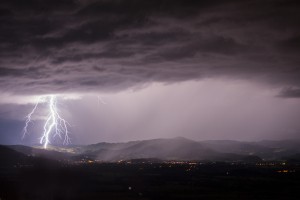 Ponoči pričakujte krajevne plohe in nevihte