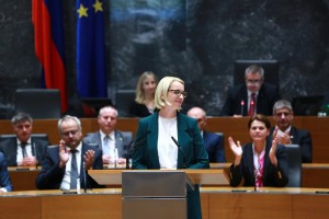 Angelika Mlinar je nova ministrica za kohezijo: poslanec Šiško (SNS) je bil vzdržan, Jelinčiča (SNS) na seji ni bilo, odsoten je bil tudi poslanec Šircelj (SDS)