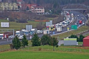 Smrt na primorski avtocesti: med Postojno in Senožečami trčili avto, mini bus in tovornjaka
