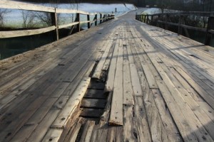 Most v vasi Otočec v katastrofalnem stanju