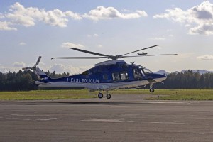 Policijski helikopter včeraj v gorah reševal tri planinke