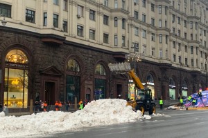 Ruske zime ni od nikoder in v Moskvi za zimsko vzdušje celo dovažajo umetni sneg