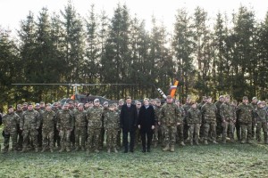 FOTO: Pahor obiskal policiste in vojake na južni meji