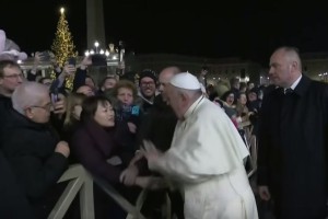 Papež izgubil živce zaradi ženske, ki ga je grabila za roko; dan kasneje se je opravičil (VIDEO)