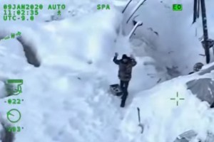 Neverjetno: možak je tri tedne preživel v mrazu zimske Aljaske, potem ko mu je pogorela koča (VIDEO)