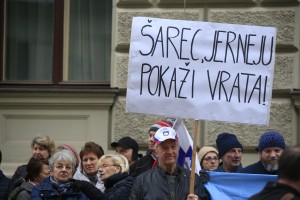 Protestniki od Šarca zahtevali, naj da brco Štromajerju: Serpentinšek, ti je srce padlo iz hlač? (FOTO)