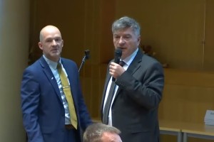 »Dobesedno, če utihnete!« Poglejte, kako je minister Rudi Medved izgubil živce zaradi razvpitega aktivista Domna Saviča (VIDEO)