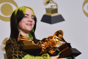 Komaj 18-letna Billie Eilish prvo ime grammyjev: pobrala je vse glavne nagrade