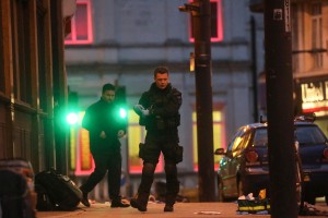 Teroristični napad v Londonu: zabodena dva človeka, policija ubila napadalca