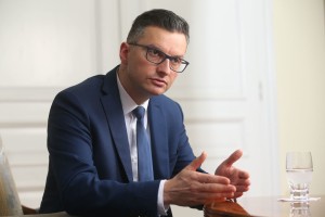 Se je pa vsaj razblinil mit o Janezu Janši kot nekom, ki obvlada krizne razmere. Ustrezajo mu, vendar jih ne zna reševati