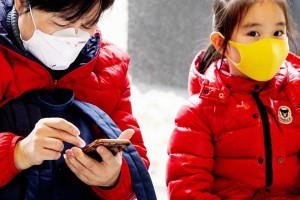 Kitajsko podjetje, ki dela iphone, bo delalo tudi maske za obraz