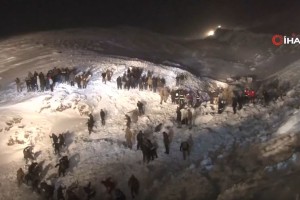 Snežni plaz zasul reševalce, umrlo je več deset ljudi (VIDEO)