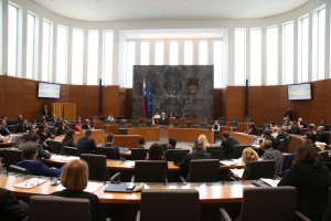 Poslanci potrdili tretji paket protikoronskih ukrepov, turistični boni za vse