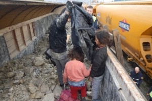 FOTO: Na vlaku v glini skritih 30 tujcev, med njimi tudi otroci in noseča ženska