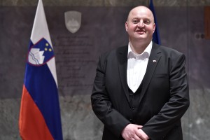 Namesto Janše v poslanskih klopeh Janez Moškrič