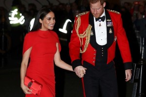 Princ Harry in Meghan dokončno opuščata kraljeve dolžnosti