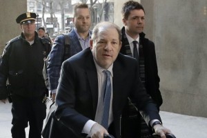 Med newyorškimi zaporniki, okuženimi s koronavirusom, tudi Harvey Weinstein