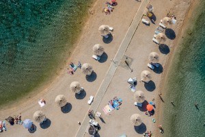 V Grčiji že poletnih 40 stopinj Celzija, a na plažah ne sme biti gneče