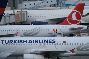 POZOR! Na torkovem letu s Turkish Airlines v Ljubljano okuženi z novim koronavirusom