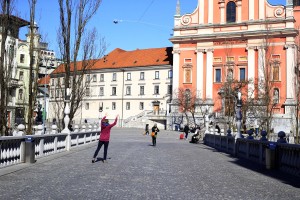 Ustavno sodišče: Vlada mora vsakih sedem dni preverjati upravičenost ukrepov omejitve gibanja