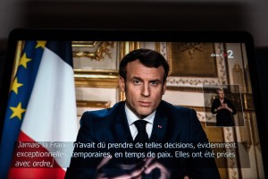 Macron v Franciji razglasil karanteno in odpovedal drugi krog lokalnih volitev