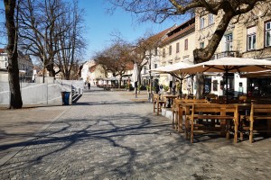 Šli smo v izvidnico: Ljubljana se spreminja v mesto duhov, a nekateri lokali kljub prepovedi še obratujejo (FOTO)