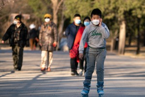 Nov val okužb s koronavirusom zapira Peking: odpovedanih 1200 letov, šole so zaprte