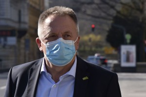 Počivalšek se opravičuje gostincem: Ne želim dodati sol na rano tistim, ki jih je ta epidemija zelo prizadela