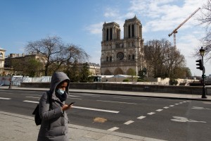 Francija spet uvaja izredne razmere, Macron za Pariz napovedal policijsko uro