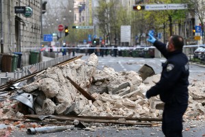 Močan potres prebudil Zagreb: poškodovane številne stavbe, 15-letnik se bori za življenje, več ljudi naj bi bilo ujetih v ruševinah, v NEK Krško ni povzročil škode