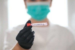 V sredo 56 potrjenih okužb z novim koronavirusom in nova smrtna žrtev