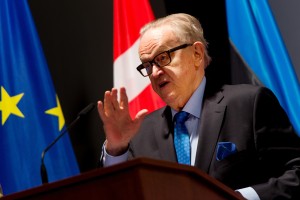 Nobelov nagrajenec za mir Ahtisaari okužen z novim koronavirusom