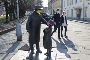 POZOR! Od polnoči prepoved gibanja izven občine stalnega ali začasnega bivališča, obvezne maske in zaščitne rokavice na zaprtem javnem kraju