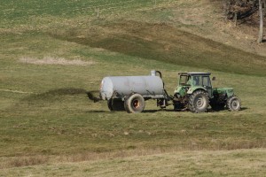 Inšpektorat opozarja na prepoved gnojenja kmetijskih zemljišč