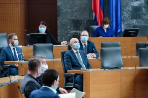 DZ potrdil paket ukrepov za pomoč ob epidemiji