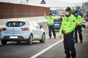 Policisti zahtevajo takojšnji umik neustreznih zaščitnih mask, minister Hojs jim odgovarja: Zahvalite se bivšemu vodstvu