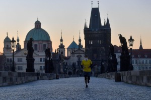 Češka načrtuje odprtje meja za julij, a pogovori s Poljsko se zapletajo