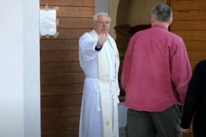 "Naj vas vrag odnese," je besni splitski župnik kričal na novinarje (VIDEO)