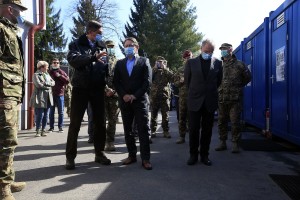 Pahor s Toninom in Hojsom na južni meji: Vojska naj dobi izredna pooblastila za varovanje meje