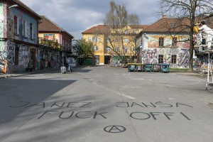 V Mariboru najprej zbrisali grafit Janše z iztegnjeno roko, nato so se lotili še ostalih