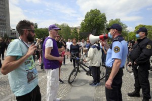 Kdo se sploh še boji koronavirusa? Protestniki na trgih v Ljubljani in Mariboru, predsednik in ministri pa z vojaki in policisti ob Kolpi