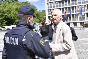 Policija na protestu v Ljubljani aretirala "pojočega majorja" Ladislava Troho (FOTO)