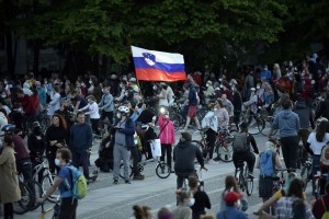 V Ljubljano se je zgrnilo več tisoč protestnikov: Mamo vas na Tarči (FOTO in VIDEO)