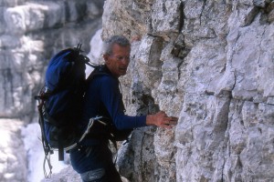 Umrl je legendarni alpinist Tone Škarja