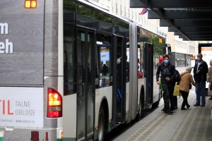 Saj ni res, pa je! Na mestnem avtobusu se lahko gnete 75 potnikov, medtem ko so osnovne šole še zaprte že dva meseca