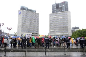 Ekologi nevladniki protestirali pred DZ: Kdor grabi po naravi, bo dobil po prstih! (FOTO)